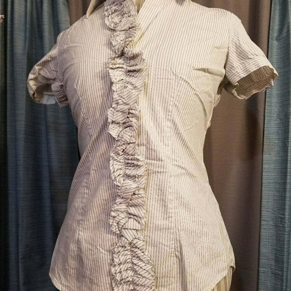 🌻🌺🌻NEW YORK & COMPANY RUFFLE BUTTON DOWN BLOUSE - Picture 3 of 5